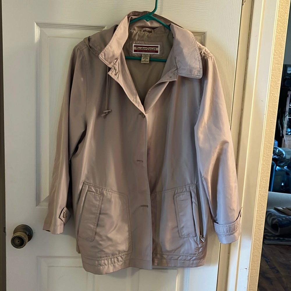Vintage Tudor Court spring rain coat. Women’s Large